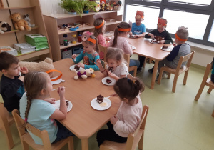 20 Dzieci zajadają się ciastem